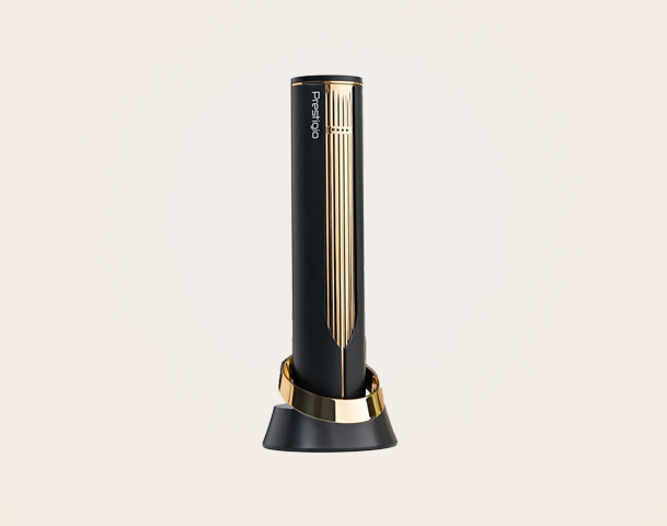Das Bild zeigt ein elegantes, schwarzes Gerät mit goldenen Akzenten, das auf einem runden Ständer steht. Das Design ist modern und minimalistisch, mit vertikalen Linien am Gehäuse, wodurch es eine stilvolle, dekorative Erscheinung hat.
