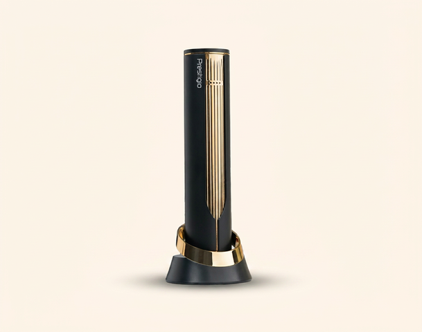 Das Bild zeigt ein elegantes, schwarzes Gerät mit goldenen Akzenten, das auf einem runden Ständer steht. Das Design ist modern und minimalistisch, mit vertikalen Linien am Gehäuse, wodurch es eine stilvolle, dekorative Erscheinung hat.