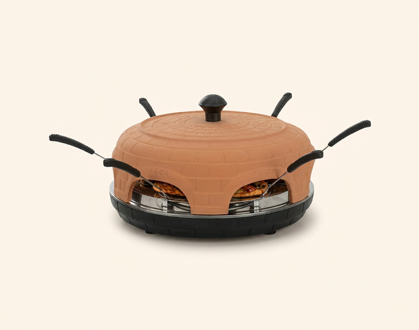 Ein runder Raclettegrill mit einem terrakottafarbenen Deckel und mehreren langen Griffen. Der Grill hat eine flache Oberfläche mit darunterliegenden Kochflächen für das Zubereiten von Käse und anderen Lebensmitteln. Die Form ist robust und speziell für gesellige Mahlzeiten konzipiert.