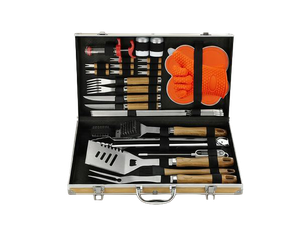 Offener Aluminiumkoffer mit vollständigem Grillbesteck: zwei große Spatel, Grillzange, Fleischgabel, Messer, Reinigungsbürste, Grillspieße, orange Silikon-Grillhandschuhe und diverse Werkzeuge, alle mit Holzgriffen ordentlich angeordnet.