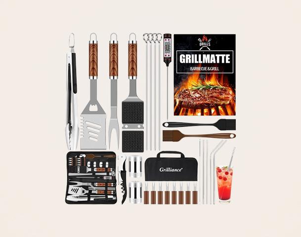 Ein Grillset besteht aus verschiedenen Utensilien, darunter eine Grillmatte, Wender, Zange und Küchengeräte. Zusätzlich sind eine Handtasche mit Grillwerkzeugen und ein Getränk mit Strohhalmen abgebildet. Ideal für BBQ-Fans.