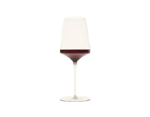 Stielglas (Weinglas) mit Rotwein, etwa ein Drittel gefüllt, auf weißem Hintergrund.