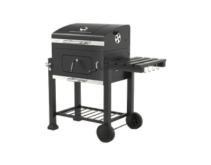 Schwarzer mobiler Grill auf Metallgestell mit geschlossenem Deckel, seitlicher Ablage, Unterablage und zwei Rädern.