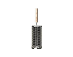 Fein perforierte Metallreibe mit rechteckigem Korpus und hellem Holzgriff oben, steht auf flacher Basis.