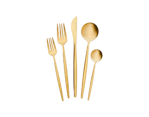 Fünfteiliges goldfarbenes Besteck: zwei Gabeln, ein Messer, ein großer Esslöffel und ein kleiner Teelöffel, schlichtes modernes Design.