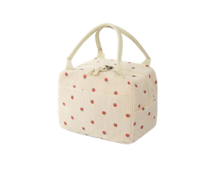 Eine beige Tasche mit Erdbeermuster. Sie hat zwei Griffe und eine quadratische Form. Diese Tasche eignet sich gut für den Alltag oder zum Einkaufen.