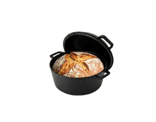 Frisch gebackenes Sauerteigbrot mit knuspriger Kruste in einem schwarzen gusseisernen Topf, der Deckel ist halb geöffnet.