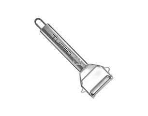 Ein metallischer Sparschäler mit einem ergonomischen Griff. Auf der Seite ist der Schriftzug „TURBO“ eingeprägt. Der Schäler hat eine scharfe Klinge zum einfachen Entfernen von Schalen von Obst und Gemüse.