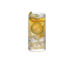 Hoher, gerillter Longdrink-Glas mit Eiswürfeln, Zitronenscheibe und bernsteinfarbener Erfrischung.