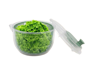 Transparente Salatschleuder mit offenem Deckel, gefüllt mit frischem grünem Blattsalat.