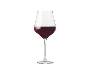 Weinglas mit Stiel, halb mit tiefrotem Rotwein gefüllt.