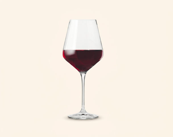 Sechs Weingläser stehen in einer Reihe auf einem hellen Hintergrund. In der Mitte hebt sich ein Glas mit rotem Wein hervor, während die anderen Gläser leer sind.