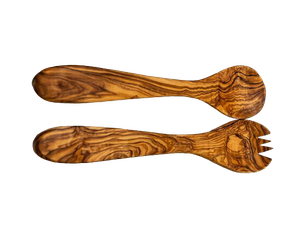 Zwei Küchenutensilien aus Olivenholz liegen aufeinander. Ein Löffel hat eine runde Schaufel, während die Gabel drei Zinken hat. Die Holzmaserung ist gut sichtbar und verleiht den Utensilien ein ansprechendes Design.