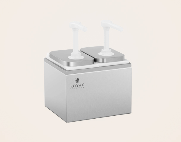 Eine silberne, quadratische Behälterbox mit zwei Pumpenspendern auf der Oberseite. Die Box hat eine glänzende Oberfläche und trägt das Logo "ROYAL". Sie könnte für Flüssigkeiten wie Seife oder Lotion verwendet werden.