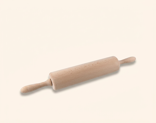 Ein Holzrollholz liegt horizontal auf einem hellen Hintergrund. Es hat zwei Griffe an den Enden und eine glatte, zylindrische Form, die zum Ausrollen von Teig verwendet wird.