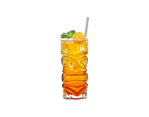 Hohes, klares Glas mit orangefarbenem Erfrischungsgetränk, Eiswürfeln, Zitronenscheiben, einem Minzblatt und einem Trinkhalm.