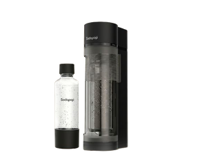Schwarzer Wassersprudler neben einer wiederverwendbaren Flasche mit kohlensäurehaltigem Wasser.