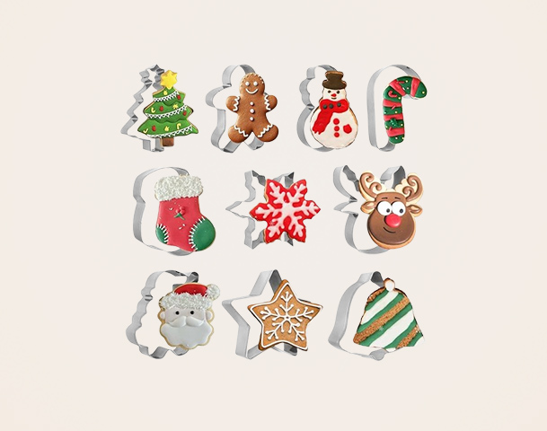 Eine Anordnung von Ausstechformen mit weihnachtlichen Motiven: ein Weihnachtsbaum, ein Lebkuchenmann, ein Schneemann, ein Zuckerstange, ein Weihnachtsstiefel, eine Schneeflocke, ein Rentier, ein Weihnachtsmann, ein Stern und eine Glocke, alle in bunten, festlichen Farben.