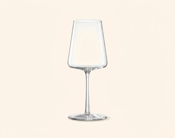 Sechs leere Weingläser stehen in einer Reihe, während ein einzelnes Glas mit weißem Wein gefüllt ist, das sich leicht abhebt. Der Hintergrund ist hell und neutral, um den Fokus auf die Gläser zu lenken.
