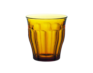 Bernsteinfarbenes, facettiertes Trinkglas (Tumbler), leer und frontal auf weißem Hintergrund abgebildet.