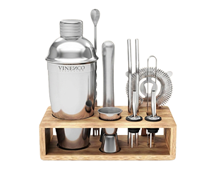 Holzständer mit vollständigem Cocktailset: Metall-Cocktailshaker, Muddler, Barlöffel, Barsieb, Doppelmessbecher (Jigger) und zwei Ausgießer.