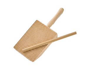 Ein geriffeltes, rechteckiges Holzbrett mit kurzem Griff und ein glatter Holzstab, diagonal darübergelegt, auf hellem Hintergrund.