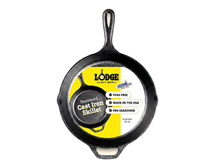 Vorgewürzte Gusseisenpfanne der Marke Lodge mit Produktetikett, das "Seasoned Cast Iron Skillet" und "Made in the USA" zeigt.