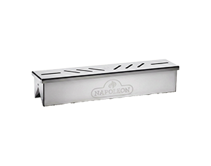 Längliche Edelstahl‑Räucherbox mit perforiertem Deckel und Napoleon‑Logo, Grillzubehör zum Räuchern von Holzchips.