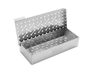 Metallene, rechteckige Instrumenten-Kassette mit aufklappbarem, perforiertem Deckel und herausnehmbarem Einsatz zur geordneten Aufbewahrung und Sterilisation von medizinischen Instrumenten.