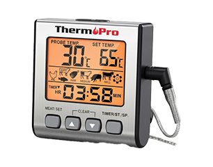 Digitales Thermometer mit Kabelsonde. Großes hintergrundbeleuchtetes Display zeigt Ist‑Temperatur 30 °C, Soll‑Temperatur 65 °C, verschiedene Fleischsymbole und einen Timer.