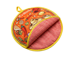 Runder, gepolsterter Topflappen mit gelbem Rand und orangefarbener Oberfläche bedruckt mit Pizza- und Gemüse-Motiven; teilweise geöffnet, zeigt rot-weiß kariertes Innenfutter und Aufhängeschlaufe.