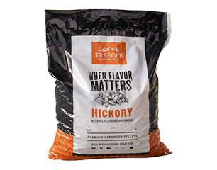 Plastiksack Traeger "Hickory" Premium-Holzpellets zum Grillen und Räuchern, weiß-schwarze Verpackung mit orangefarbenem Logo und Schriftzug "When Flavor Matters".