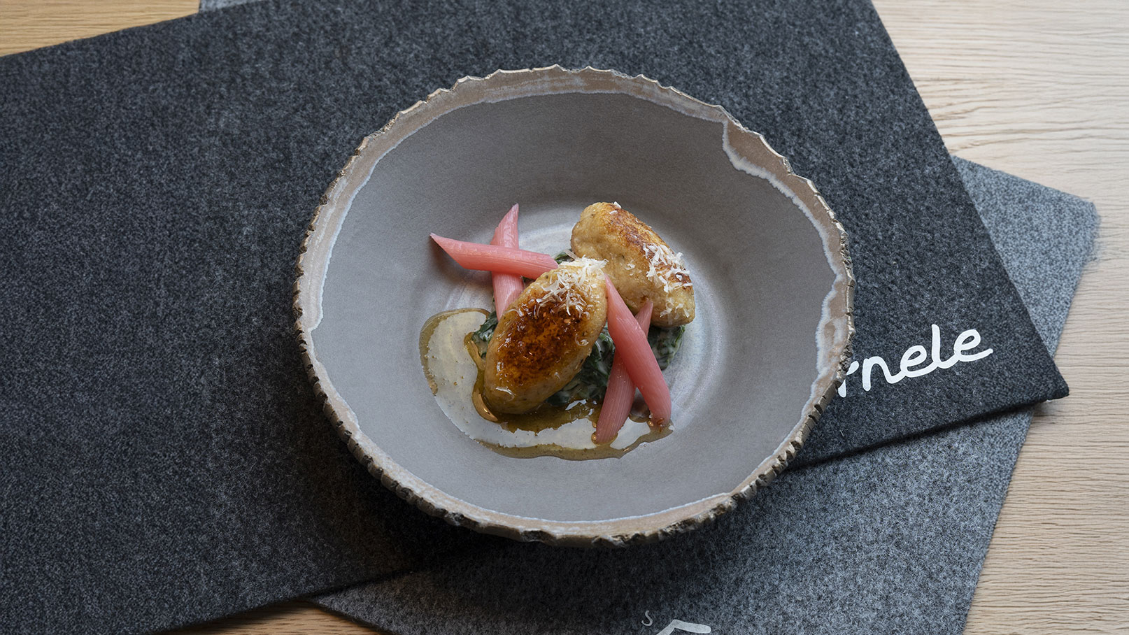 Riebelknödel auf Rahmspinat mit Rhabarber