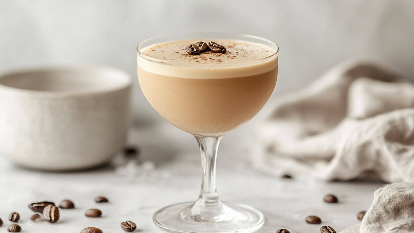 Auf dem Bild sind zwei Gläser des Cocktails "Millennio" zu sehen. Die Gläser sind elegant mit der Cocktail-Kreation gefüllt und sehen ansprechend aus. Sie stehen auf einem rustikalen Holzbrett, das eine natürliche und rustikale Atmosphäre vermittelt. Um die Gläser herum liegen Messbecher, ein Cocktailmixer und ein Tuch, die zur Zubereitung des Cocktails verwendet wurden und eine professionelle Präsentation unterstreichen.