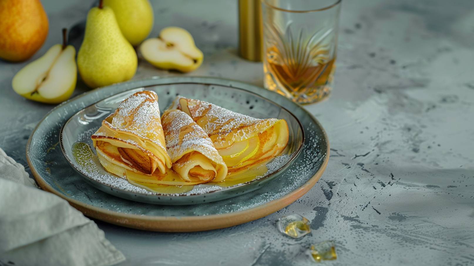 Auf einem Teller liegen drei gefüllte Pfannkuchen, bestreut mit Puderzucker. Neben dem Teller sind frische Birnen und ein Glas zu sehen. Die Szene vermittelt ein appetitliches Frühstück oder Dessert mit fruchtigen Akzenten.