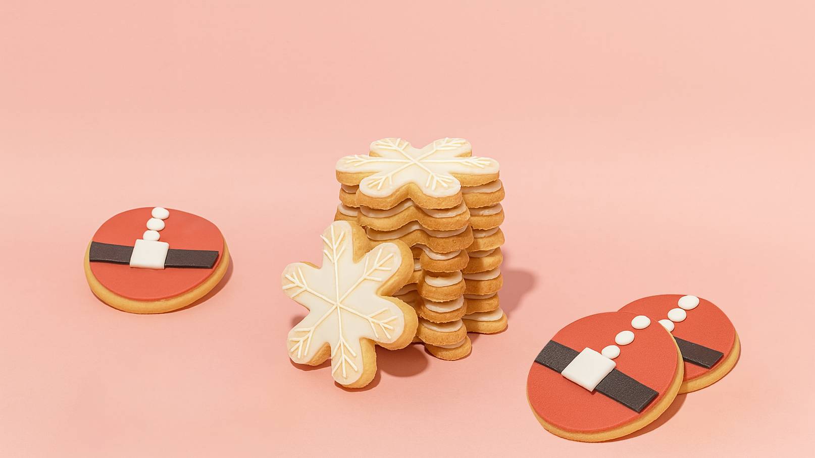 Ein Teller mit zehn dekorierten Keksen. Die Kekse haben einen weichen Teig und sind mit buntem Zuckerguss in verschiedenen Farben und Mustern verziert. Sie sind auf einem hellen, texturierten Untergrund angerichtet, der die bunten Farben hervorhebt.