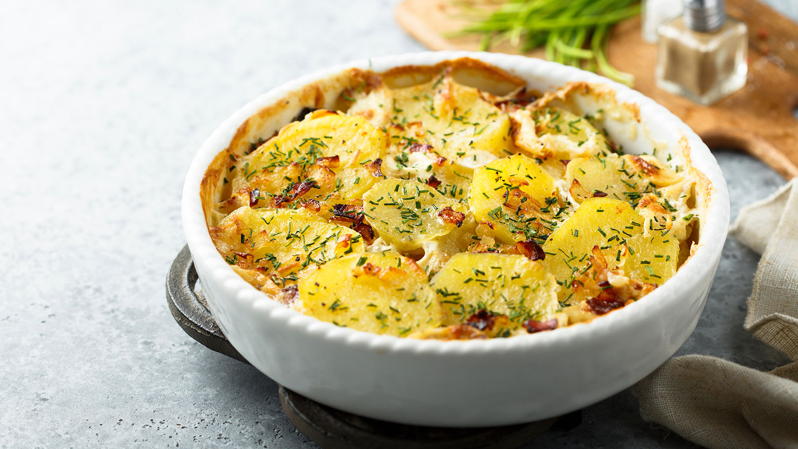 Kartoffel-Auflauf mit würziger Wurst und Käse | Kochgourmet