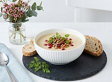 Image of Pastinakensuppe mit Granatapfel und Baumnüssen