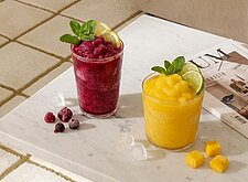 Image of Frozen Slushies mit Beeren oder Mango