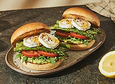 Image of Ziegenkäse Burger mit grünem Spargel
