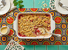 Image of Rhabarber Crumble mit Vanillesauce