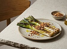 Image of Lauch vom Grill mit Haselnussbröseln