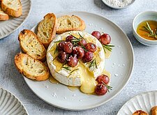 Image of Ofenkäse mit Trauben und Rosmarin