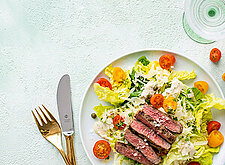 Image of Salat mit Steakstreifen und Caesar Dressing