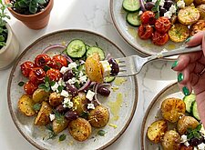 Image of Griechischer Salat mit knusprigen Ofenkartoffeln