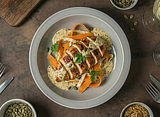 Image of Gebratene Hühnerbrust mit Gemüse und Senfsoße