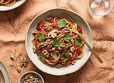 Image of Nudeln mit Tomatensauce, Pilzen und Nüssen