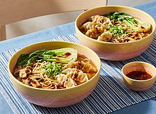 Image of Ramen mit Gyoza und Pak Choi