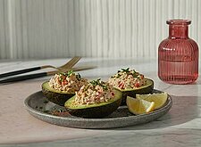 Image of Avocados mit Thunfisch- und Käsecreme
