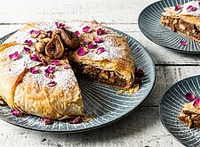 Image of Rosen-Feigen-Pastilla mit Nussfüllung